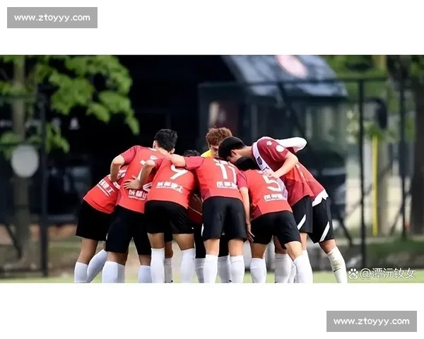 女球迷喊 “挡着我了”！小熊艾克森成进球 “障碍物”？